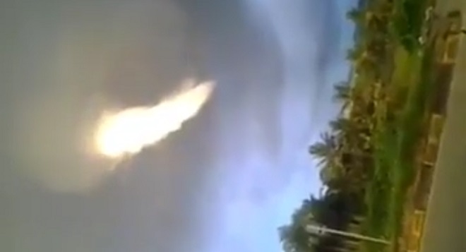 Video: Lửa bốc cháy dữ dội trên bầu trời như tận thế ở Indonesia - 1