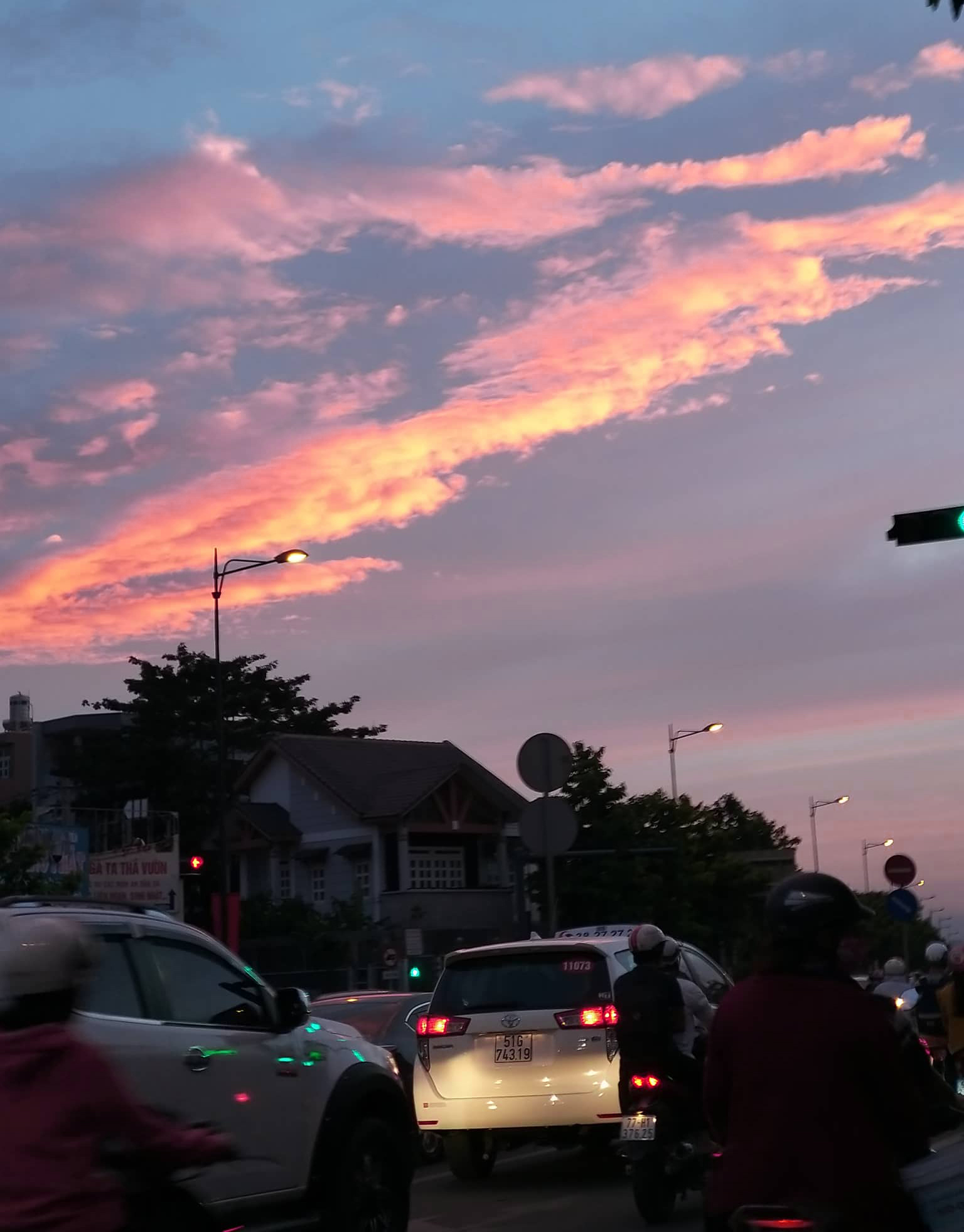 Bầu trời Sài Gòn xuất hiện “bảng màu” đẹp hút hồn chiều cuối năm - 1