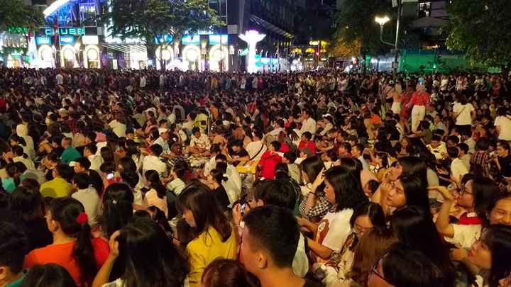 Người dân ùn ùn đổ về trung tâm Hà Nội, TP.HCM đón giao thừa - 15