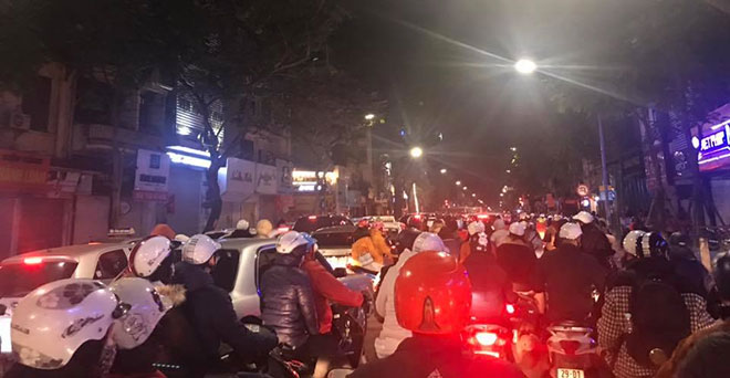 Người dân ùn ùn đổ về trung tâm Hà Nội, TP.HCM đón giao thừa - 8