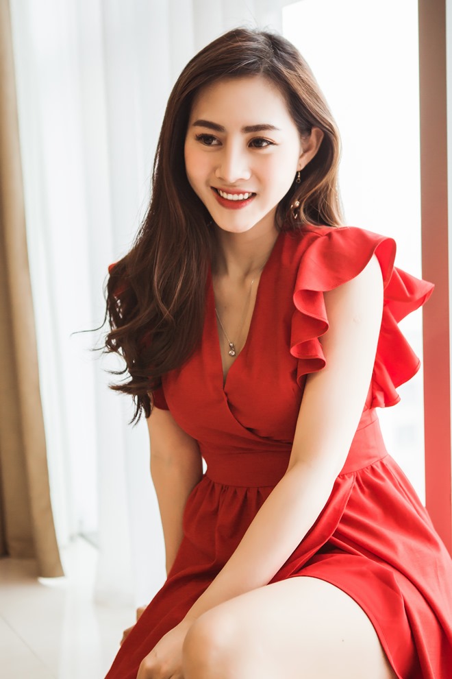 “Hot girl làng hài” ngày càng đẹp, gợi cảm sau 2 năm kết hôn - 1