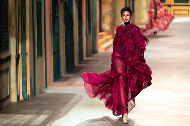 Năm 2018, H&#39;Hen dành phần lớn để tập luyện, chuẩn bị cho Miss Universe nên cô&nbsp;hy vọng trong năm 2019, sẽ sắp xếp được thời gian để hoàn tất các kế hoạch đã đặt ra.&nbsp;
