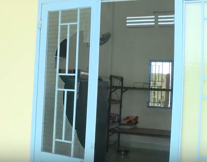 Hàng chục thanh niên hung hăng đánh người và đập phá BCH quân sự xã - 1