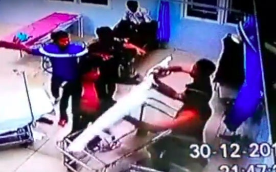 Hàng chục thanh niên hung hăng đánh người và đập phá BCH quân sự xã - 2