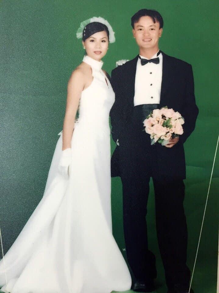 Ảnh cưới của chị Kiều Oanh và chồng năm chị 17 tuổi.