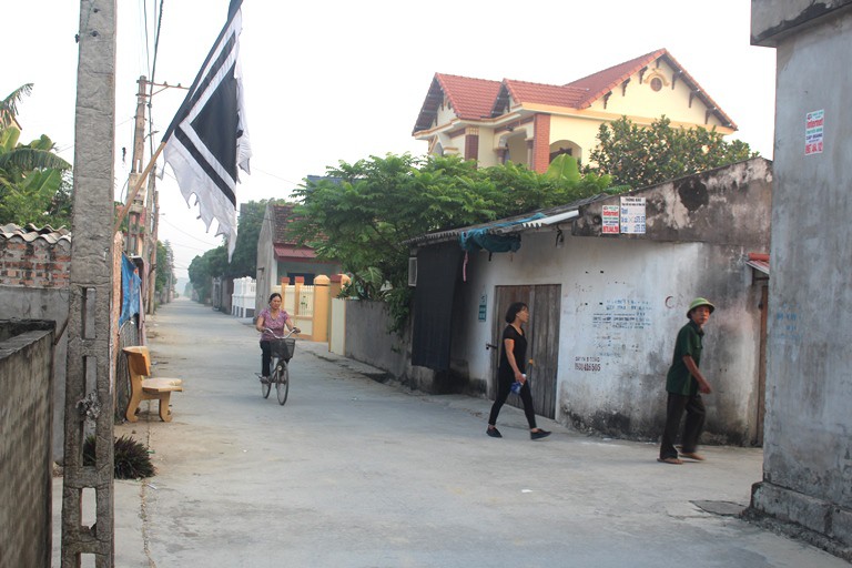 Con ngõ nhỏ dẫn vào gia đình học sinh Lê Quốc Liêm - thôn Phong Kim. Ảnh: Đ.Tùy