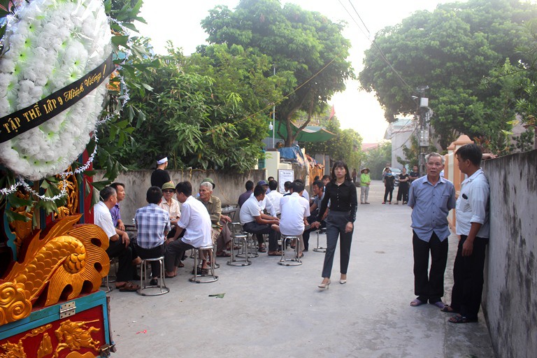 Ngay từ sáng sớm, tại gia đình nữ sinh Nguyễn Thị Huyền Thương - thôn Lâm Xuyên đã có nhiều người đến chia buồn, động viên và dự lễ. Ảnh: Đ.Tùy