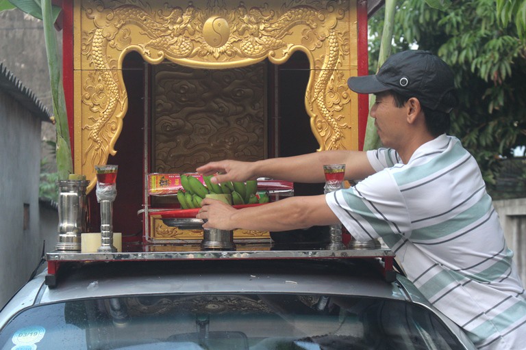 Nhói lòng hình ảnh mẹ nữ sinh lớp 10 ở Hải Dương ôm chặt di cốt con gái trong lễ tang - 7