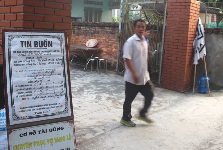 Nhói lòng hình ảnh mẹ nữ sinh lớp 10 ở Hải Dương ôm chặt di cốt con gái trong lễ tang - 5