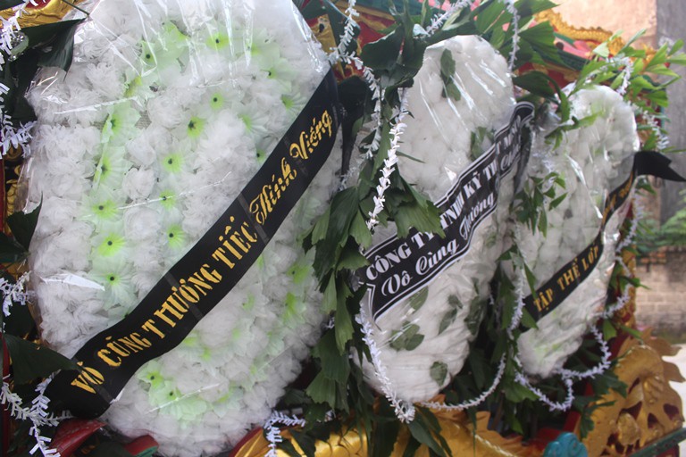 Vòng hoa trắng và sự tang thương