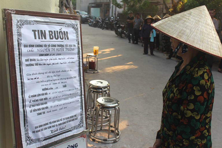 Thông báo tin buồn của 2 học sinh xấu số được đặt trước cổng nhà