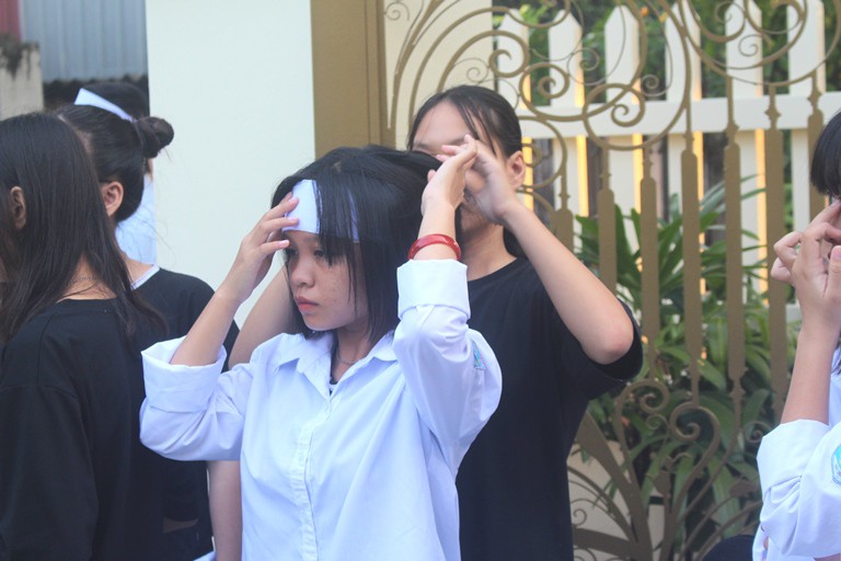 Nhói lòng hình ảnh mẹ nữ sinh lớp 10 ở Hải Dương ôm chặt di cốt con gái trong lễ tang - 13