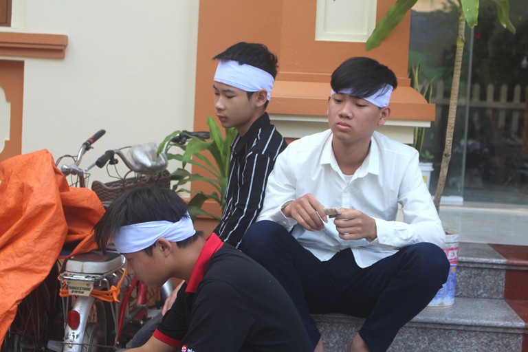 Nhói lòng hình ảnh mẹ nữ sinh lớp 10 ở Hải Dương ôm chặt di cốt con gái trong lễ tang - 14