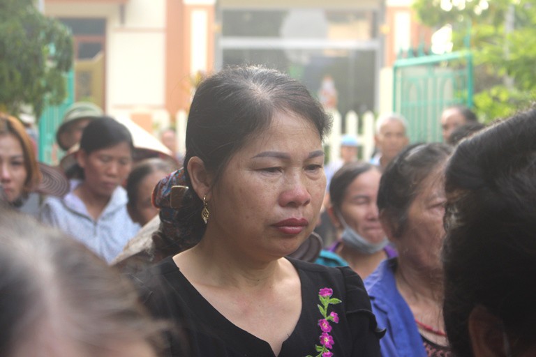 Nhói lòng hình ảnh mẹ nữ sinh lớp 10 ở Hải Dương ôm chặt di cốt con gái trong lễ tang - 16