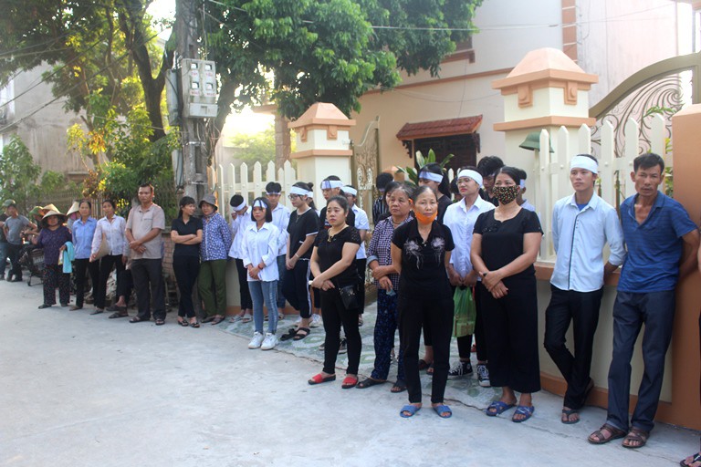 ... đến những người dân trong làng có mặt từ sớm tại gia đình nữ sinh để dự lễ truy điệu, an táng cho em.