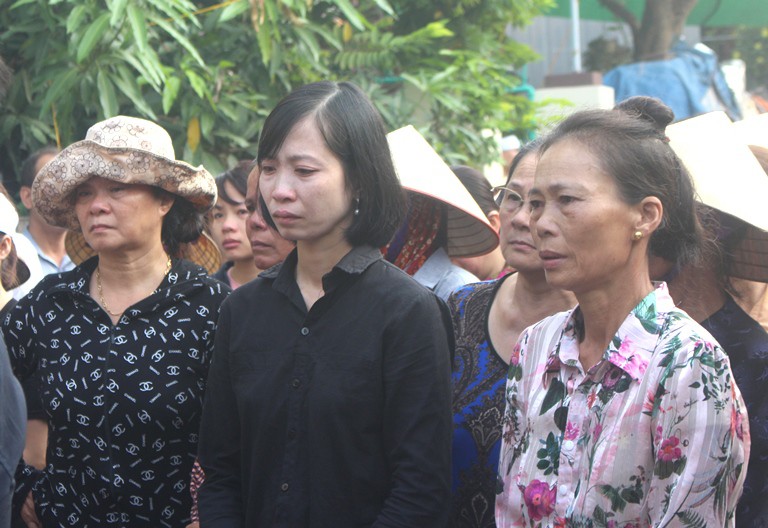 Nhói lòng hình ảnh mẹ nữ sinh lớp 10 ở Hải Dương ôm chặt di cốt con gái trong lễ tang - 17