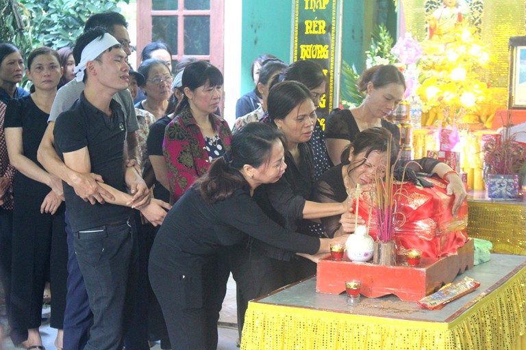 Mẹ nữ sinh ôm chặt di quan con gái trong lễ truy điệu