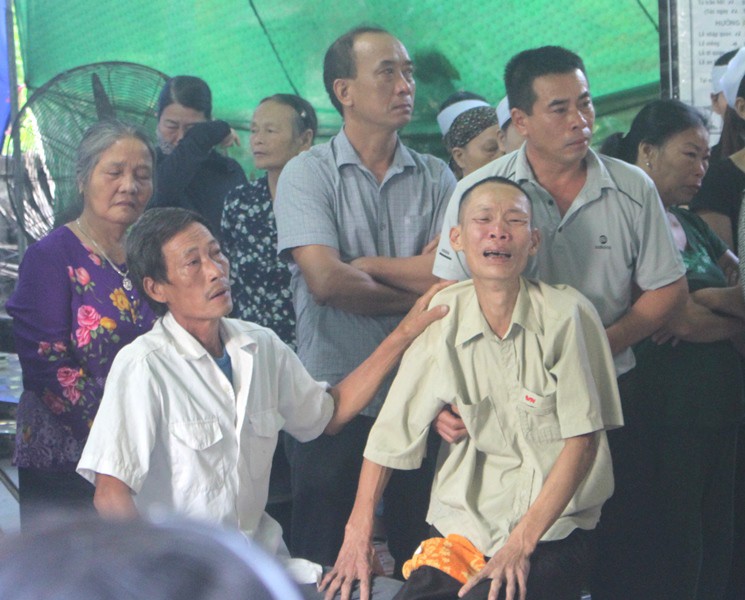 Nhói lòng hình ảnh mẹ nữ sinh lớp 10 ở Hải Dương ôm chặt di cốt con gái trong lễ tang - 20