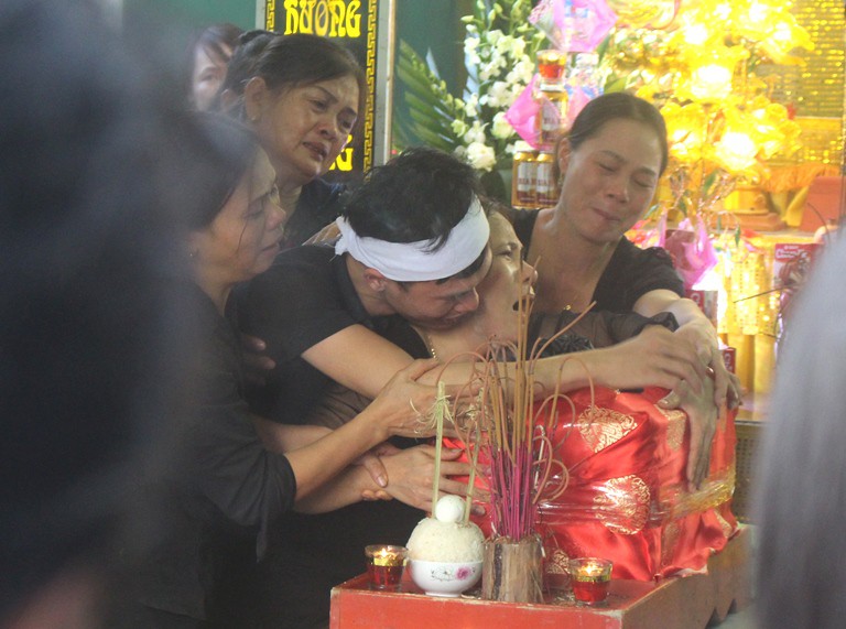 Nhói lòng hình ảnh mẹ nữ sinh lớp 10 ở Hải Dương ôm chặt di cốt con gái trong lễ tang - 19