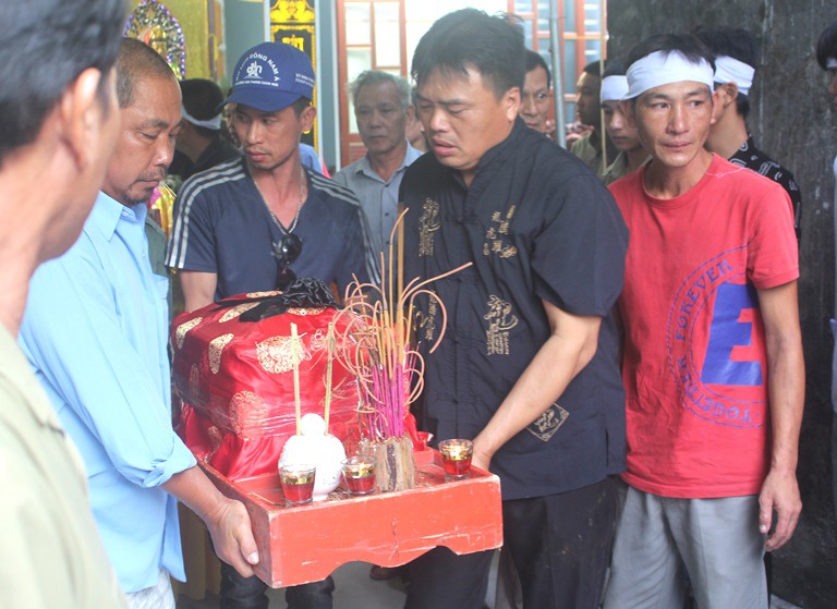 Nhói lòng hình ảnh mẹ nữ sinh lớp 10 ở Hải Dương ôm chặt di cốt con gái trong lễ tang - 22