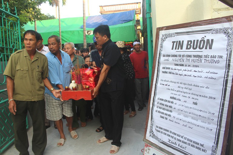 Sau lời điểu văn của chính quyền thôn, di cốt của 2 học sinh xấu số được người thân đưa lên xe tang và an táng tại nghĩa trang quê nhà