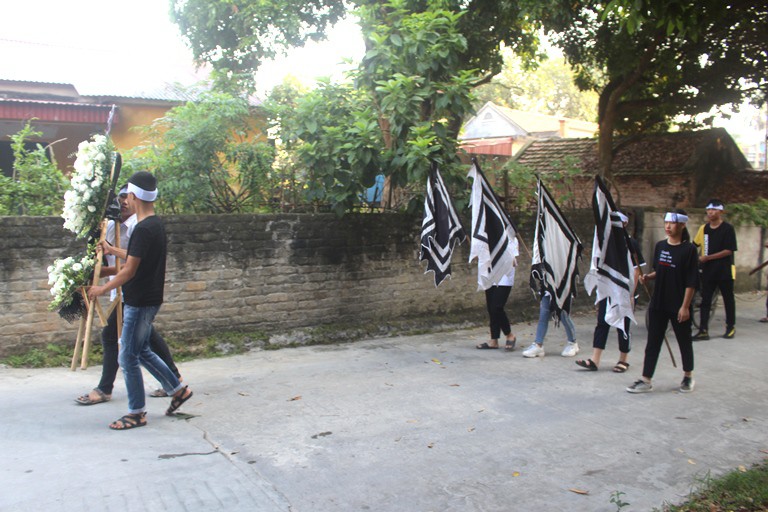 Nhói lòng hình ảnh mẹ nữ sinh lớp 10 ở Hải Dương ôm chặt di cốt con gái trong lễ tang - 24