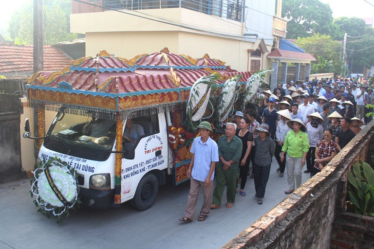 Nhói lòng hình ảnh mẹ nữ sinh lớp 10 ở Hải Dương ôm chặt di cốt con gái trong lễ tang - 25