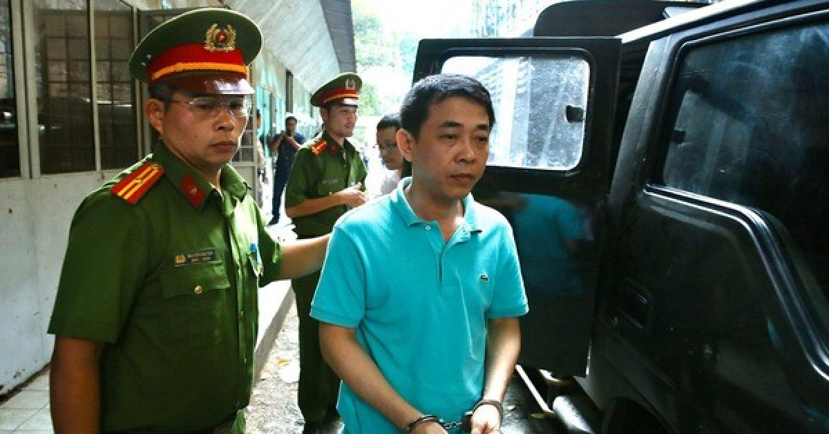 Nguyễn Minh Hùng được dẫn vào phòng xử ngày 1-10