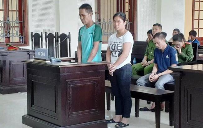 Vợ chồng Hương tại phiên tòa.