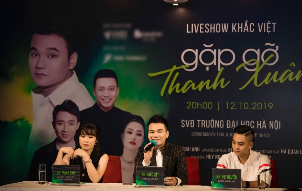 Khắc Việt cùng đại diện ban tổ chức liveshow.