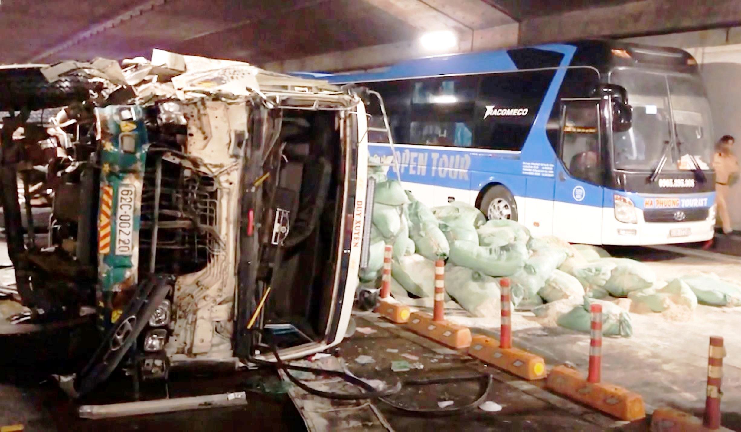 Hiện trường vụ tai nạn xe tải tông xe khách rồi đâm vào vách hầm Thủ Thiêm