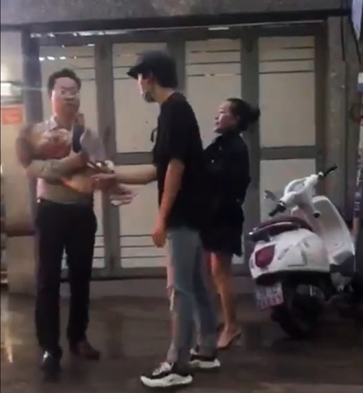 Ông Nam và ông Tùng xuất hiện trong clip vụ "bắt" 3 cháu nhỏ và nhóm người chiếm giữ căn nhà (ảnh cắt từ ciip)