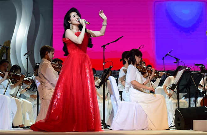 Phạm Thùy Dung trở lại ấn tượng trong live-concert “Trăng Hát” - 4