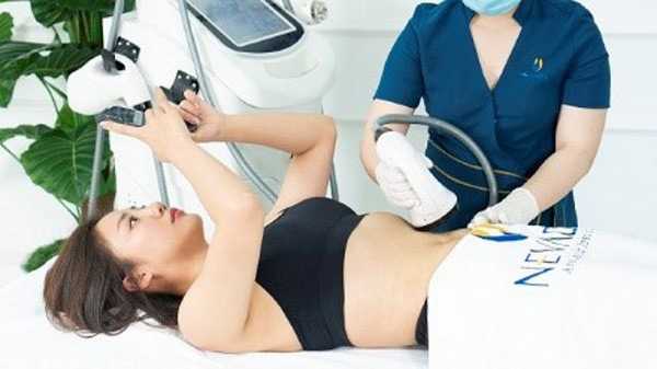 Ca sĩ Văn Mai Hương đang thư giãn giảm mỡ bụng bằng Max Burn Lipo tại Nevada