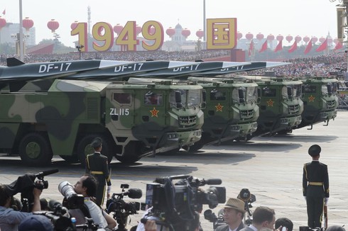 Tên lửa đạn đạo DF-17 tham gia cuộc diễu binh ở quảng trường Thiên An Môn nhân kỷ niệm Quốc khánh Trung Quốc 1/10. (Ảnh: AP)