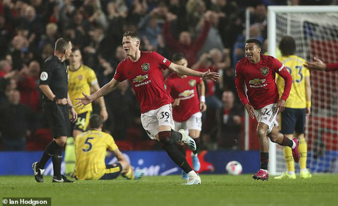 McTominay có bàn thắng đầu tiên trên sân nhà Old Trafford cho MU