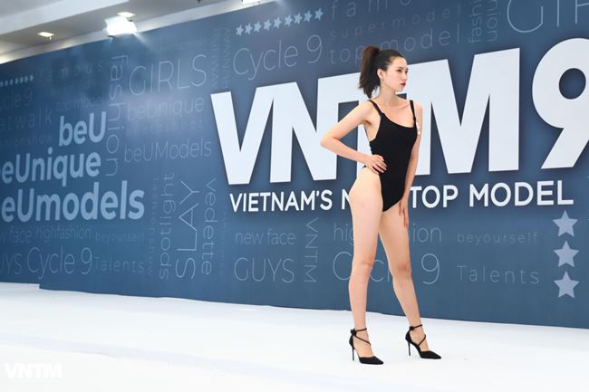 Ở góc chụp nghiêng, thí sinh này như lộ hết cả vòng 3 chỉ vì chọn trang phục khoét hông quá cao, muốn gây ấn tượng với giám khảo về đôi chân thon như kiếm Nhật.