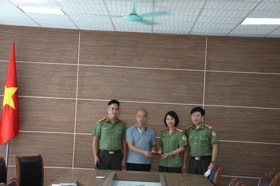 Trung tá Nguyễn Thị Bích Lan, Đội trưởng Đội Kiểm soát XNC3, cùng Trung tá Bùi Văn Xuân, Đại úy Nguyễn Văn Nam, Phó Đội trưởng đội Chính trị - Hậu cần, bàn giao lại chiếc ví cho anh K.