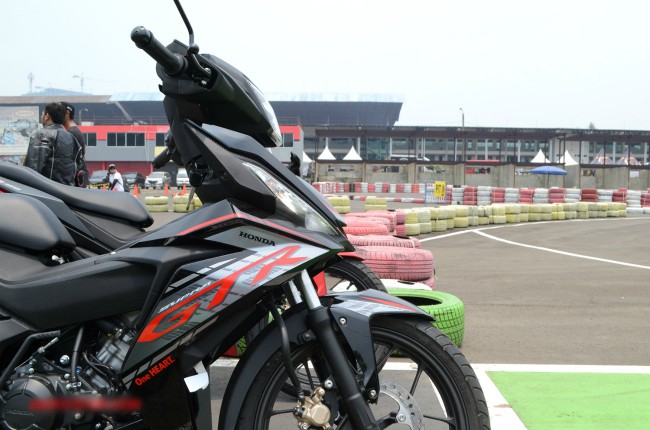 Đáng chú ý động thái này diễn ran gay sau một thời gian Honda Winner X hoàn toàn mới đã xuất hiện ở Việt Nam. Nhiều người cứ nghĩ rằng sau đó Supra GTR150 cũng sẽ cập nhật theo Winner X. Nhưng không, GTR150 mới hiện nay chỉ có những chỉnh sửa nhẹ để tăng thêm độ thể thao hơn cho dòng côn tay này.
