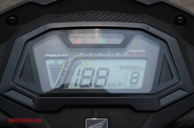 Cụm đồng hồ xe hoàn toàn bằng kỹ thuật số, hiển thị các thông số hữu ích như mức độ nhiên liệu, vòng tua máy, tốc độ, số, đèn tín hiệu, nhiệt độ và chỉ số phun xăng.