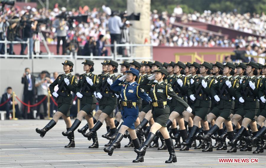 Hai nữ tướng Trung Quốc dẫn đầu đội hình gồm toàn các&nbsp;nữ quân nhân.
