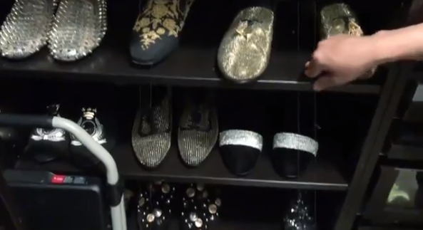 Giày đi diễn cũng
thuộc hàng hiệu, đính đá.