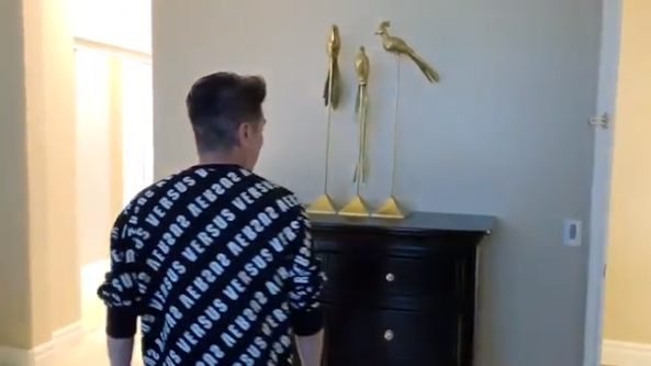 Đồ trang trí trong nhà
thiên về màu vàng, toát lên vẻ sang trọng, hoàng gia.