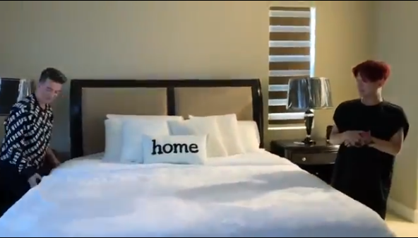 Khăn trải giường, gối
nằm đều được chủ nhân ngôi nhà chọn lựa màu trắng hệt như khách sạn
cao cấp.