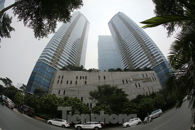 Toà Keangnam Hanoi Landmark Tower (Keangnam 72) là tòa nhà cao nhất Việt Nam vào thời điểm 2010 đến 2018. Cho đến khi Lanmark 81 (TP Hồ Chí Minh) với chiều cao 461,5m soán ngôi.