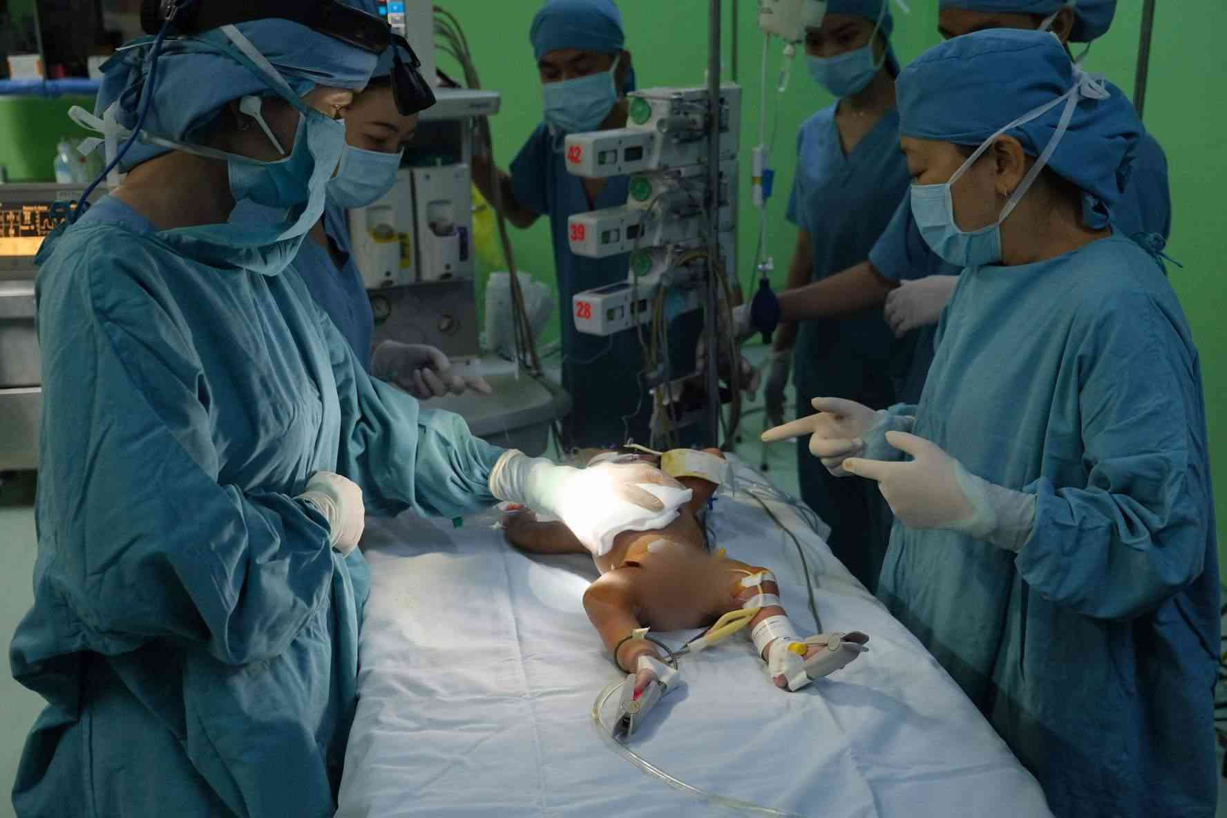 Một trong 2 bé gái đã được phẫu thuật tạo hình thành bụng sau khi mổ tách - ảnh do bệnh viện cung cấp
