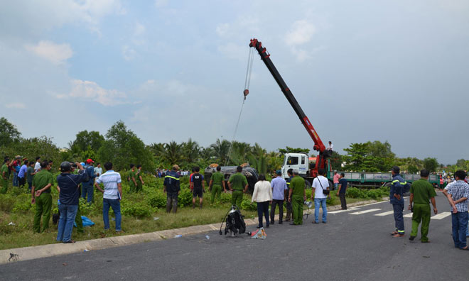 Chiếc xe được trục vớt lên bờ và tìm thấy 3 thi thể bên trong