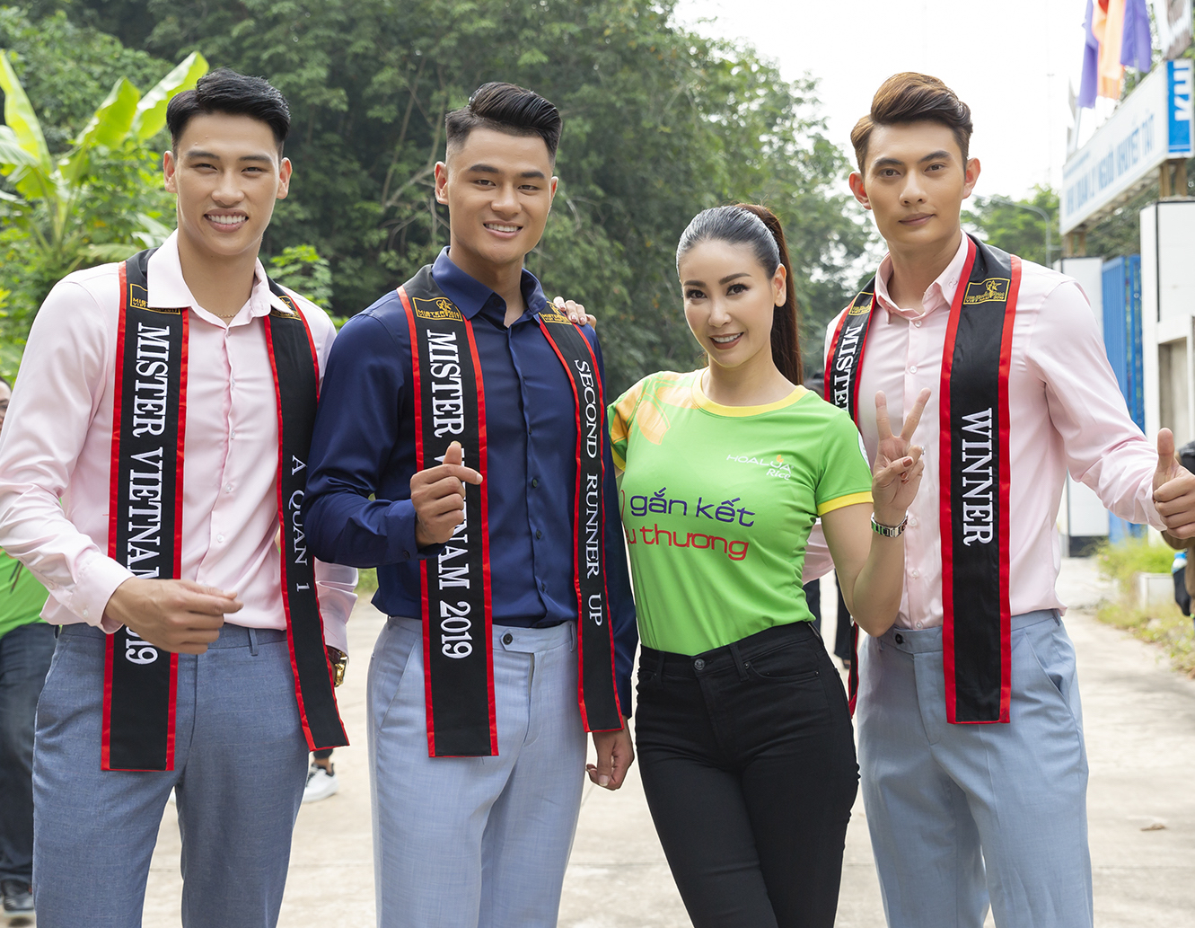 Hoa hậu Hà Kiều Anh cùng dàn trai đẹp 6 múi đến thăm người già neo đơn - 1