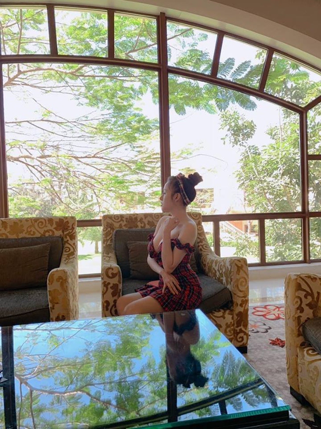 Chia sẻ về quan điểm sexy ở thời điểm hiện tại, Bà Tưng khẳng định: &#34;Với Huyền Anh, sexy không có nghĩa phải show để mọi người thấy được 3 vòng. Thần thái để người khác cảm nhận mình có nét gợi cảm của một người trưởng thành mới là quan trọng&#34;.