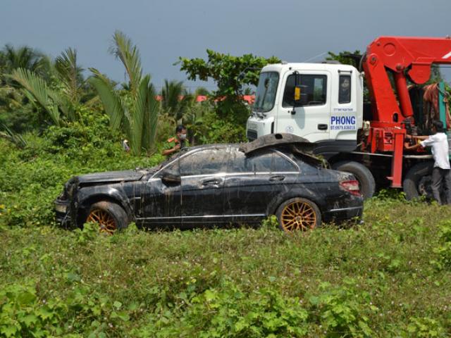 Tin tức trong ngày - Nóng 24h qua: Thai phụ cùng chồng và em chồng chết trong xe Mercedes chìm dưới rạch